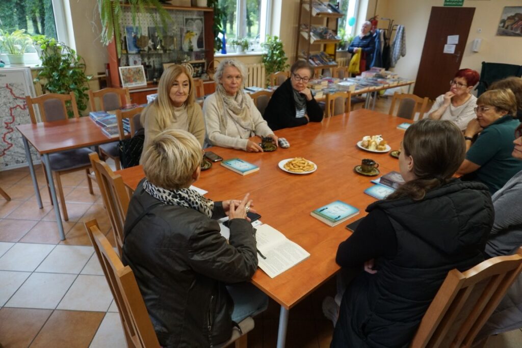 Biblioteka dla dorosłych, Dyskusyjny Klub Książki, Klubowiczki przy stole