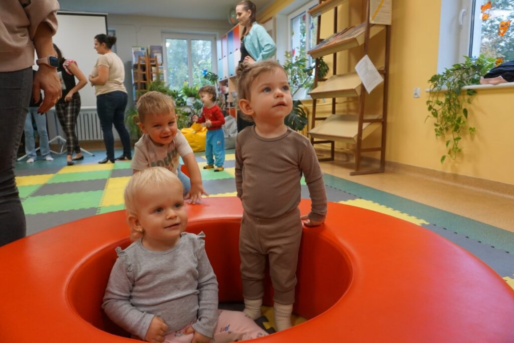 Moliki w Bibliotece, Dzieci, Opiekunowie, zabawa, Tor Przeszkód,