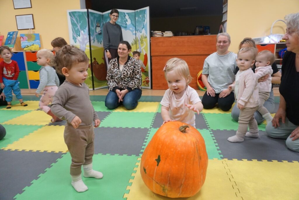 Moliki w Bibliotece, Dzieci, Opiekunowie, zabawa, Tor Przeszkód,
