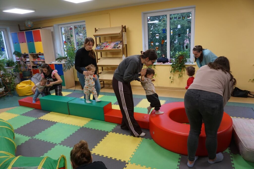 Moliki w Bibliotece, Dzieci, Opiekunowie, zabawa, Tor Przeszkód,