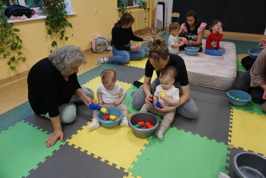 Moliki w Bibliotece, Dzieci, Opiekunowie, zabawa, Tor Przeszkód,