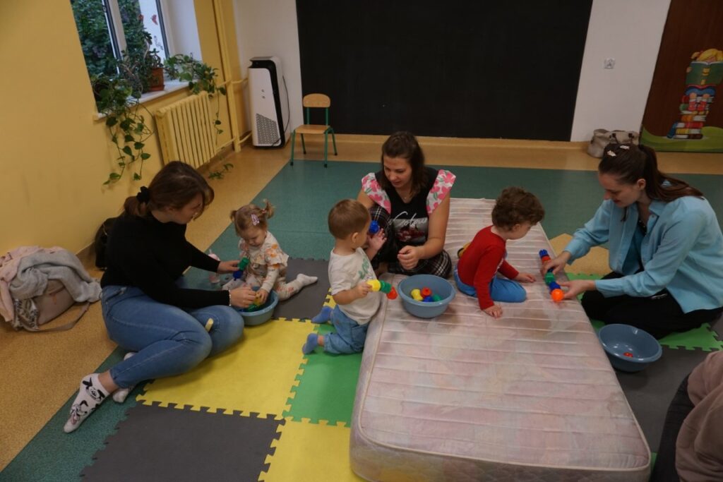 Moliki w Bibliotece, Dzieci, Opiekunowie, zabawa, Tor Przeszkód,