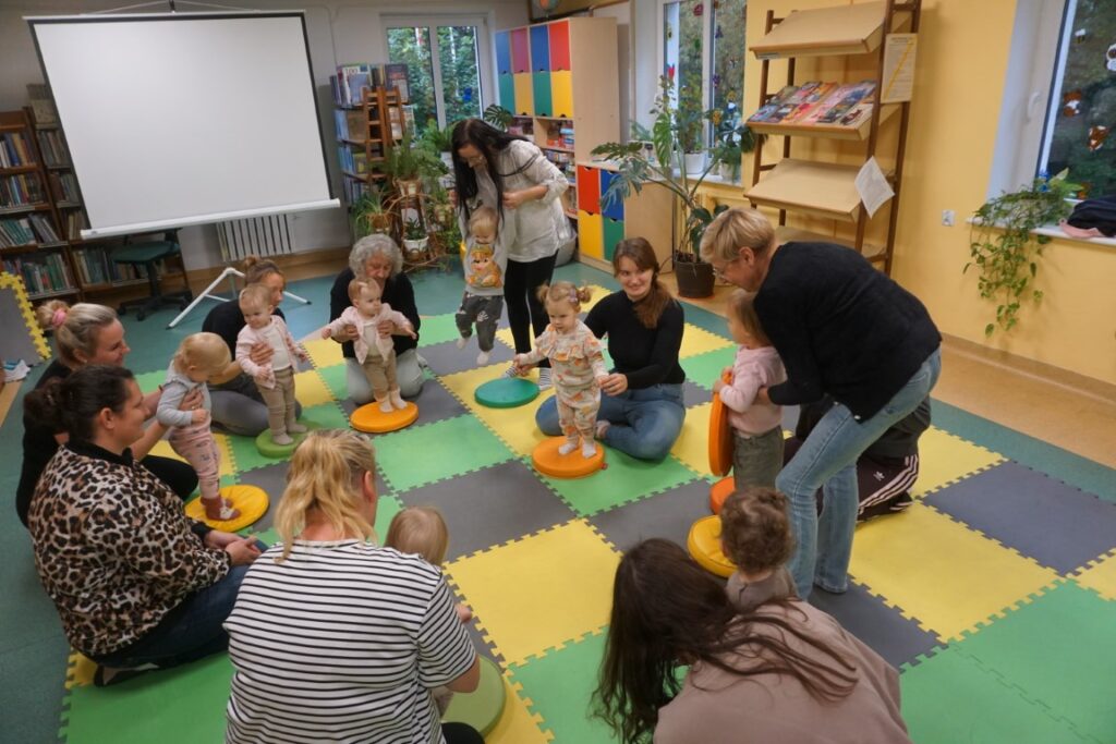 Moliki w Bibliotece, Dzieci, Opiekunowie, zabawa, Tor Przeszkód,