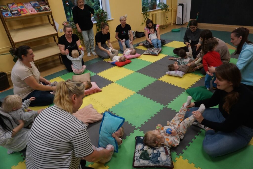 Moliki w Bibliotece, Dzieci, Opiekunowie, zabawa, Tor Przeszkód,