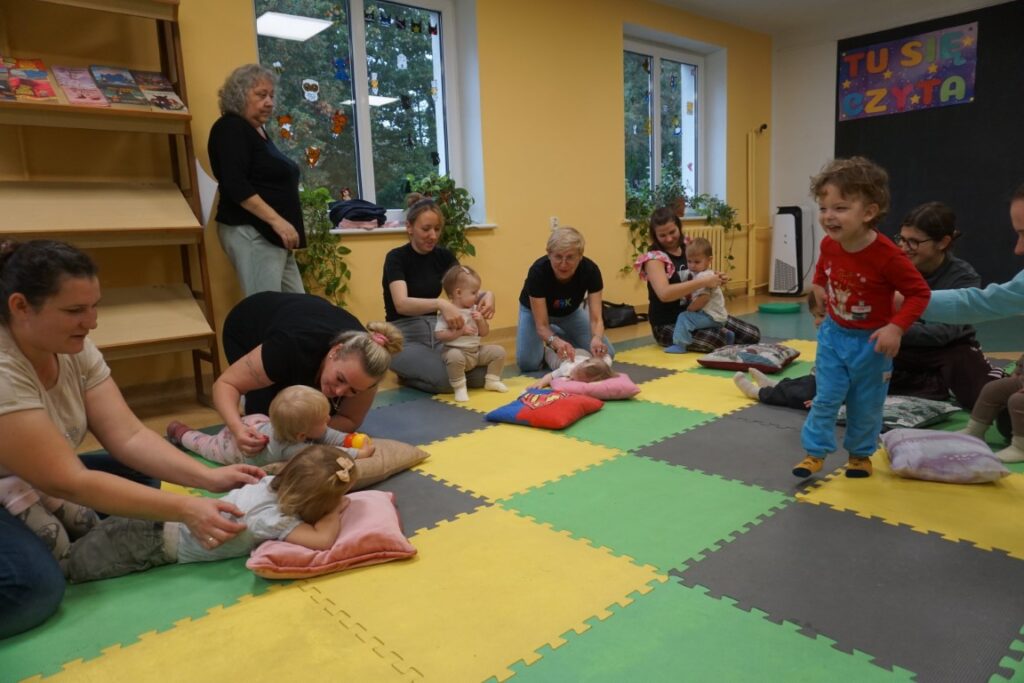 Moliki w Bibliotece, Dzieci, Opiekunowie, zabawa, Tor Przeszkód,