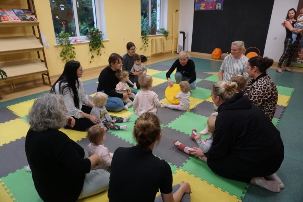 Moliki w Bibliotece, Dzieci, Opiekunowie, zabawa, Tor Przeszkód,