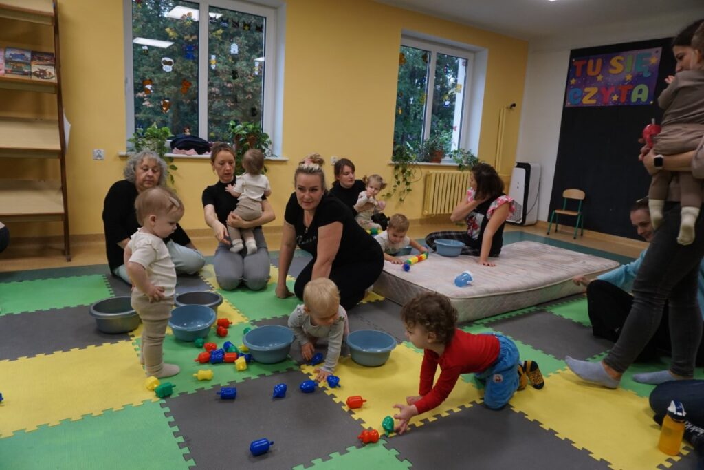Moliki w Bibliotece, Dzieci, Opiekunowie, zabawa, Tor Przeszkód,