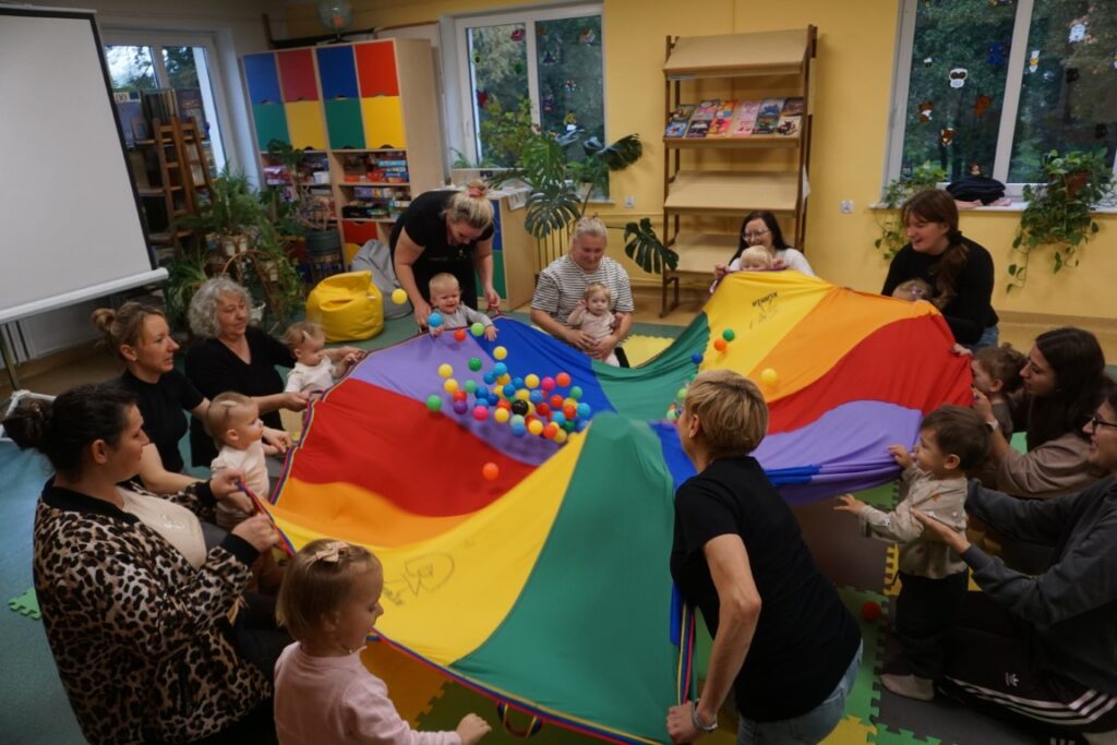 Moliki w Bibliotece, Dzieci, Opiekunowie, zabawa, Tor Przeszkód,