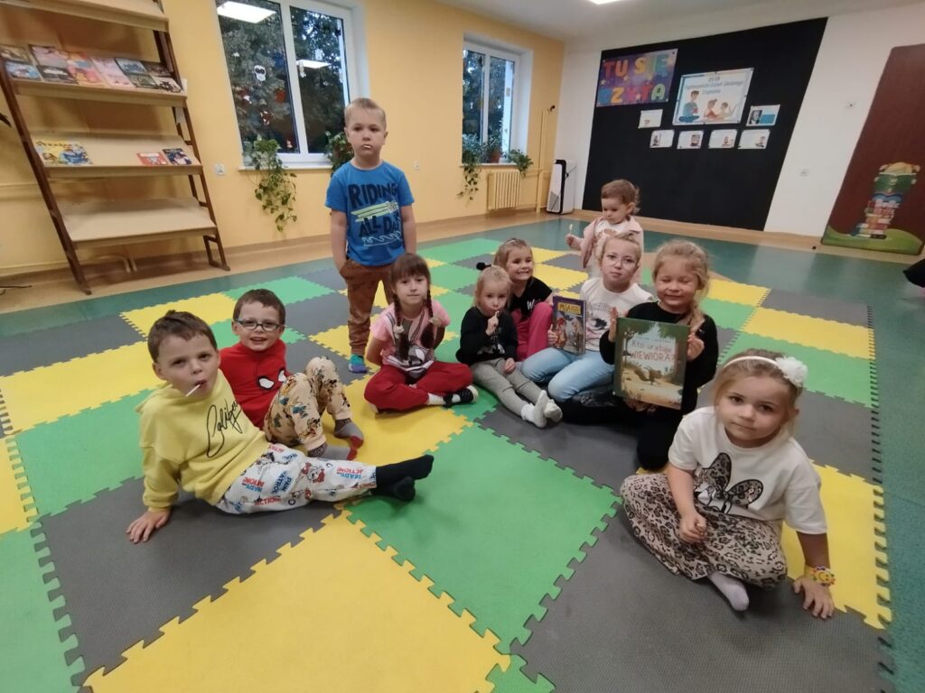 Dzieci, siedzą na macie, książeczka