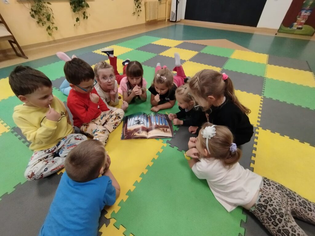 Dzieci, siedzą na macie, książeczka