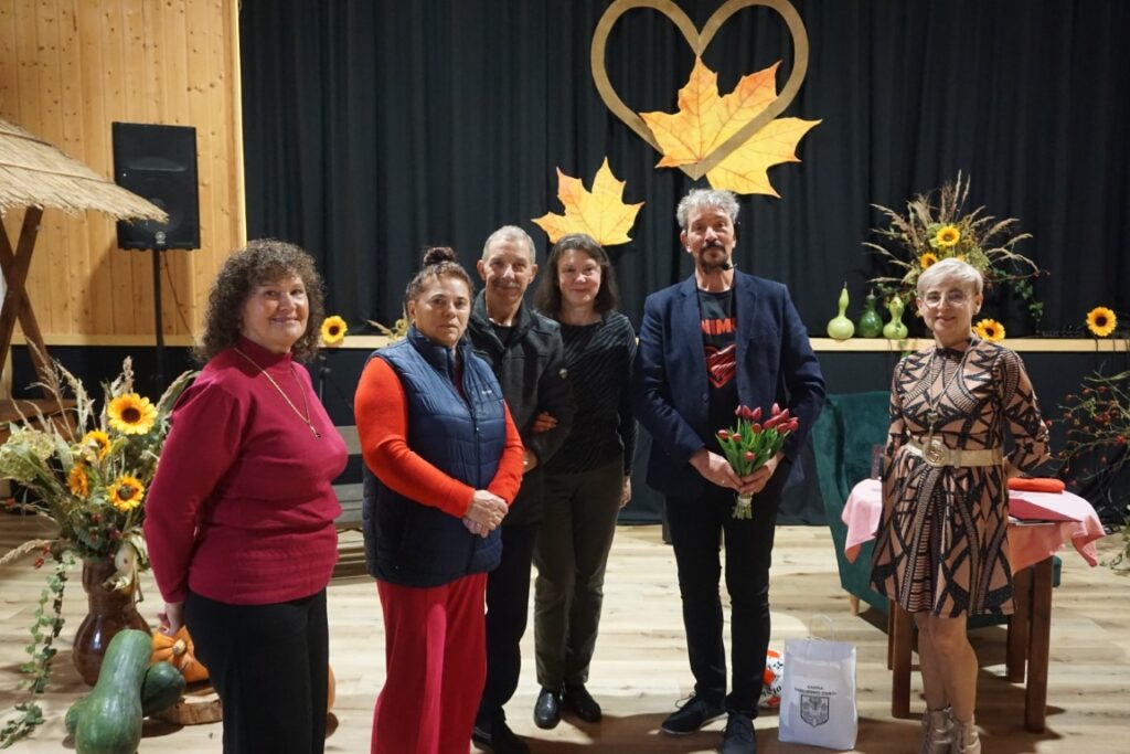 Zdjęcie grupowe aktora z publicznością