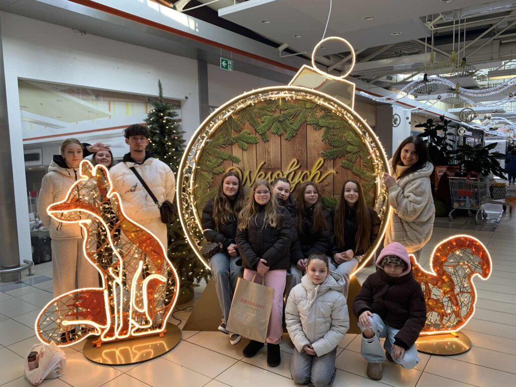 Dzieci - wokaliści na siedzące na tle bombki świątecznej