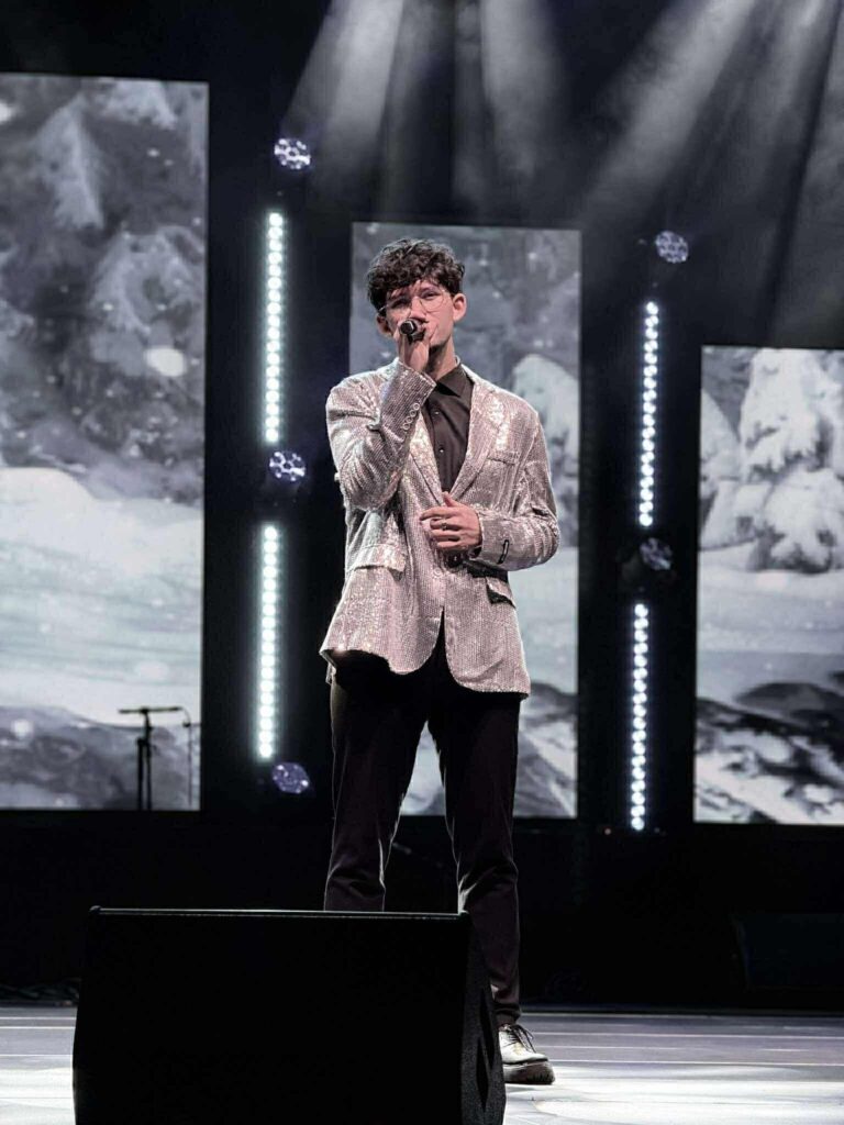 Fabian Kiciński śpiewający na scenie