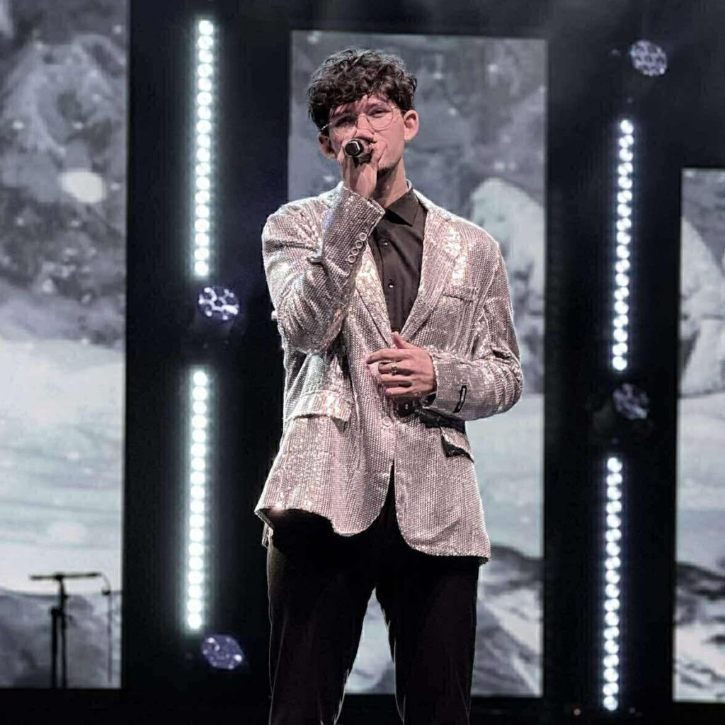 Fabian Kiciński śpiewający na scenie