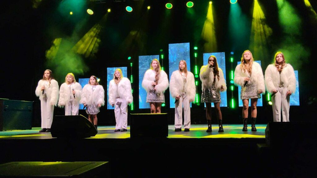 Dziewczęta śpiewające na scenie