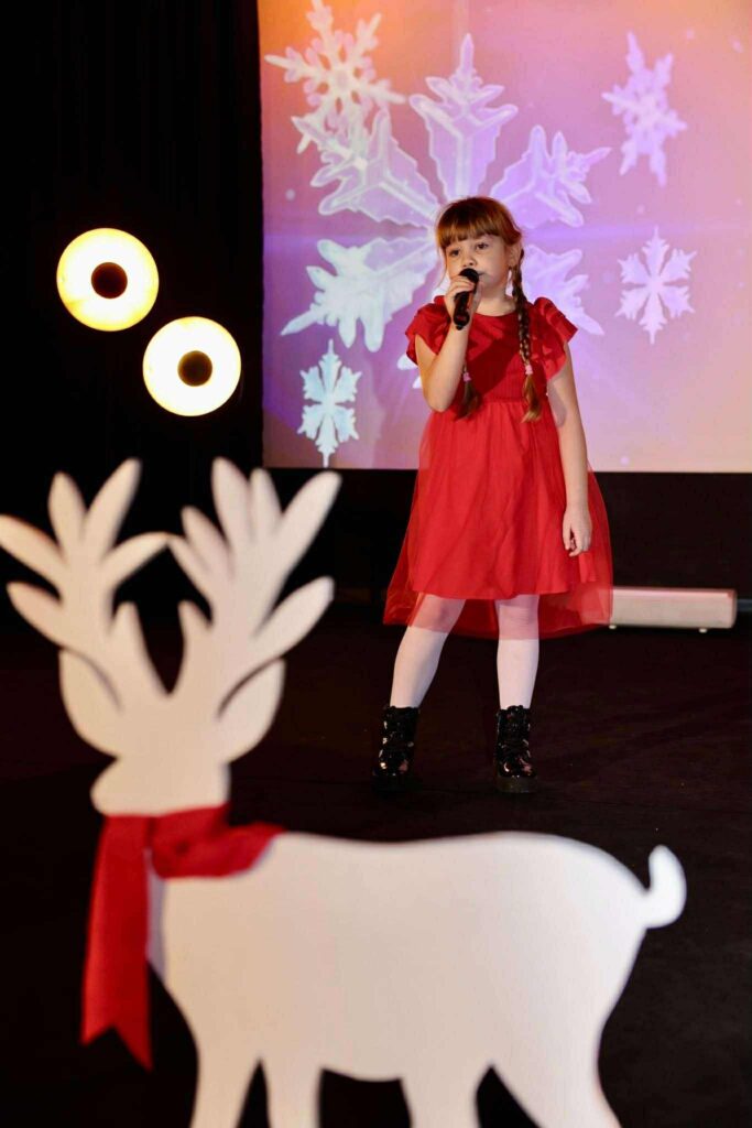 Dziewczynka, wokalistka śpiewająca na scenie