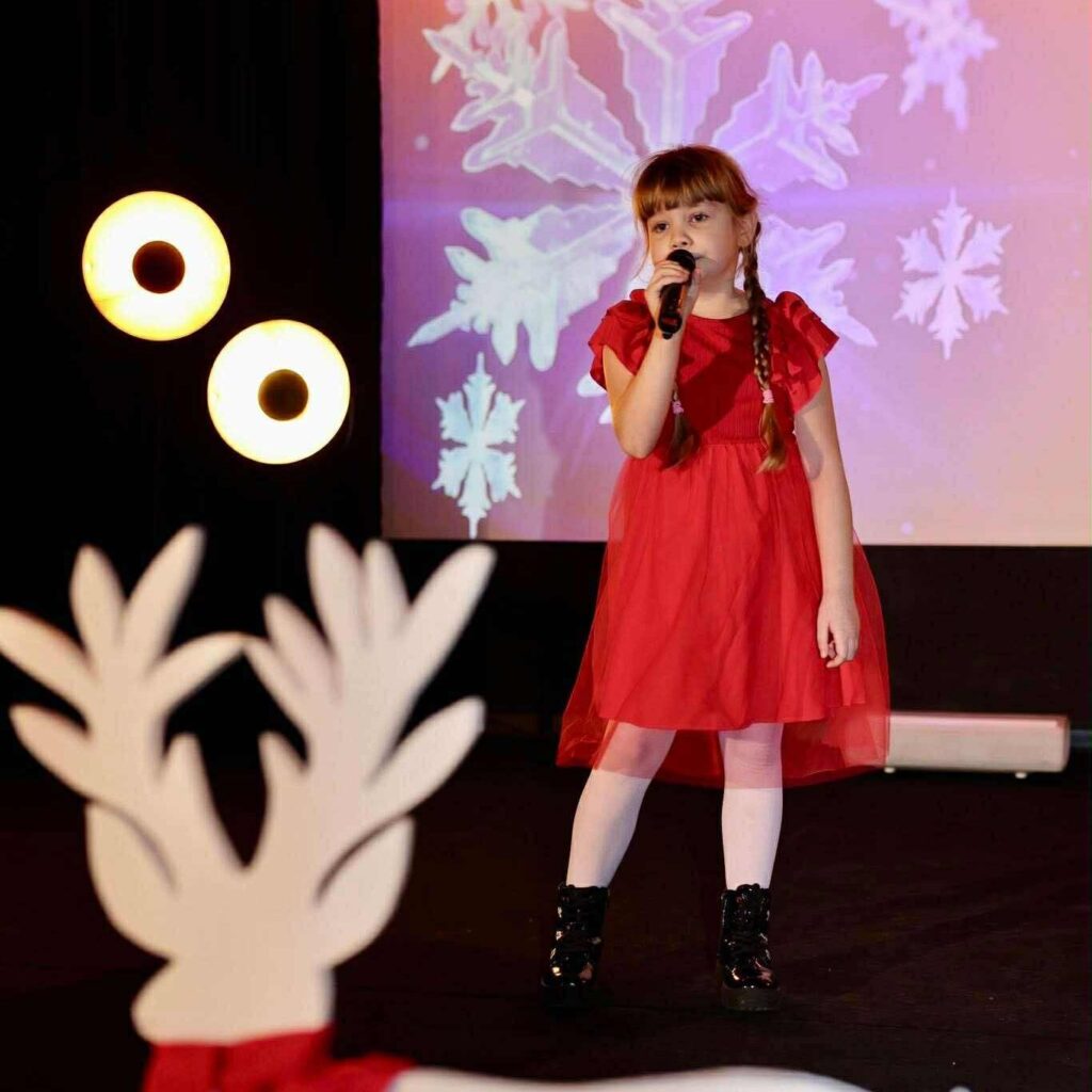 Dziewczynka, wokalistka śpiewająca na scenie