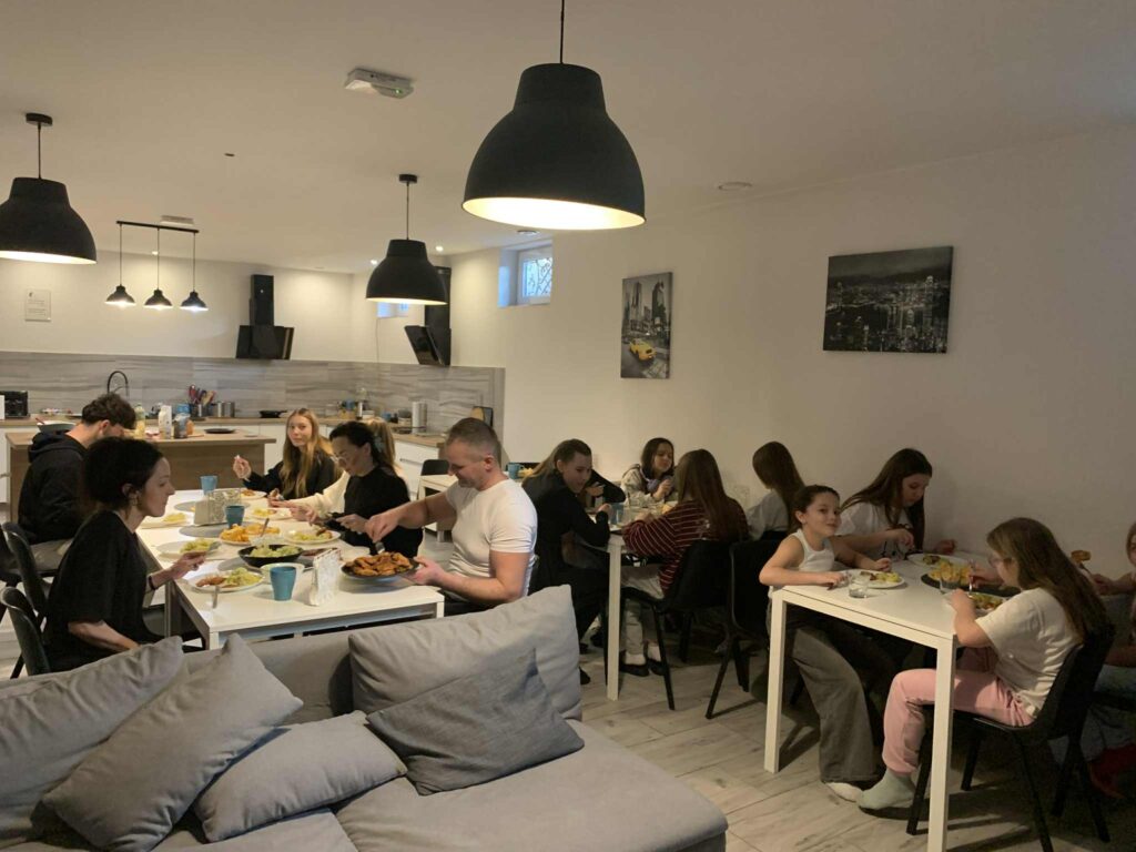 Dzieci jedzące śniadanie przy stołach