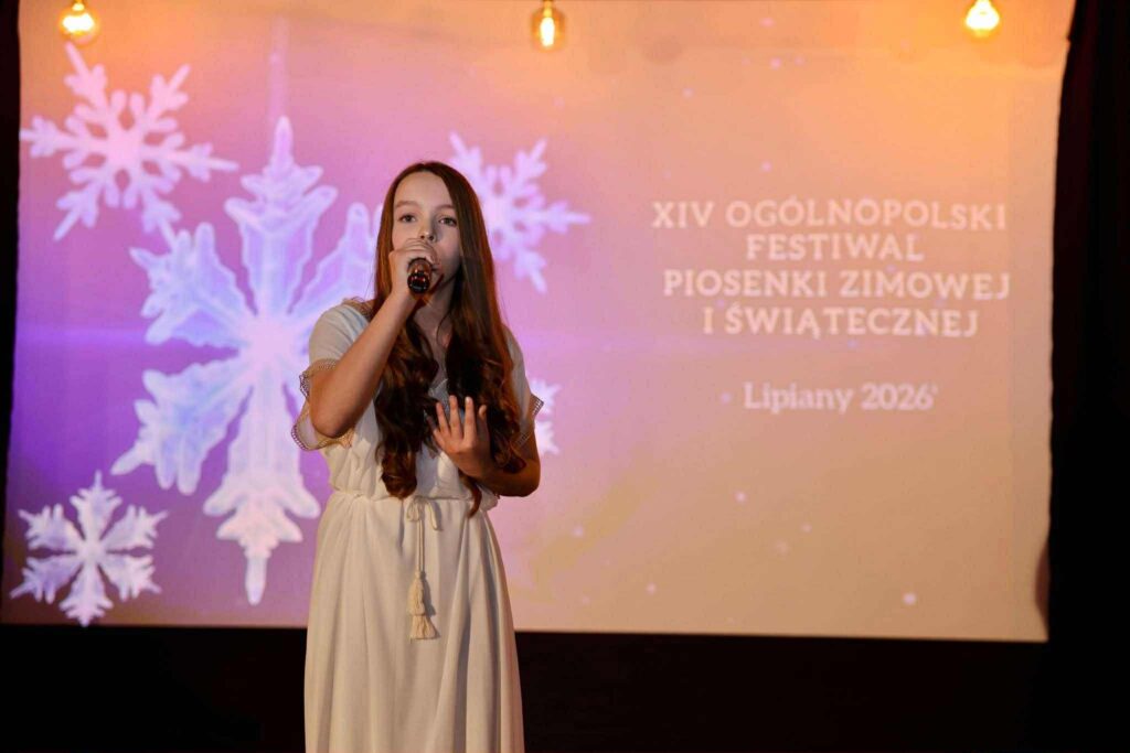 Wokalistka śpiewająca na zimowej scenie