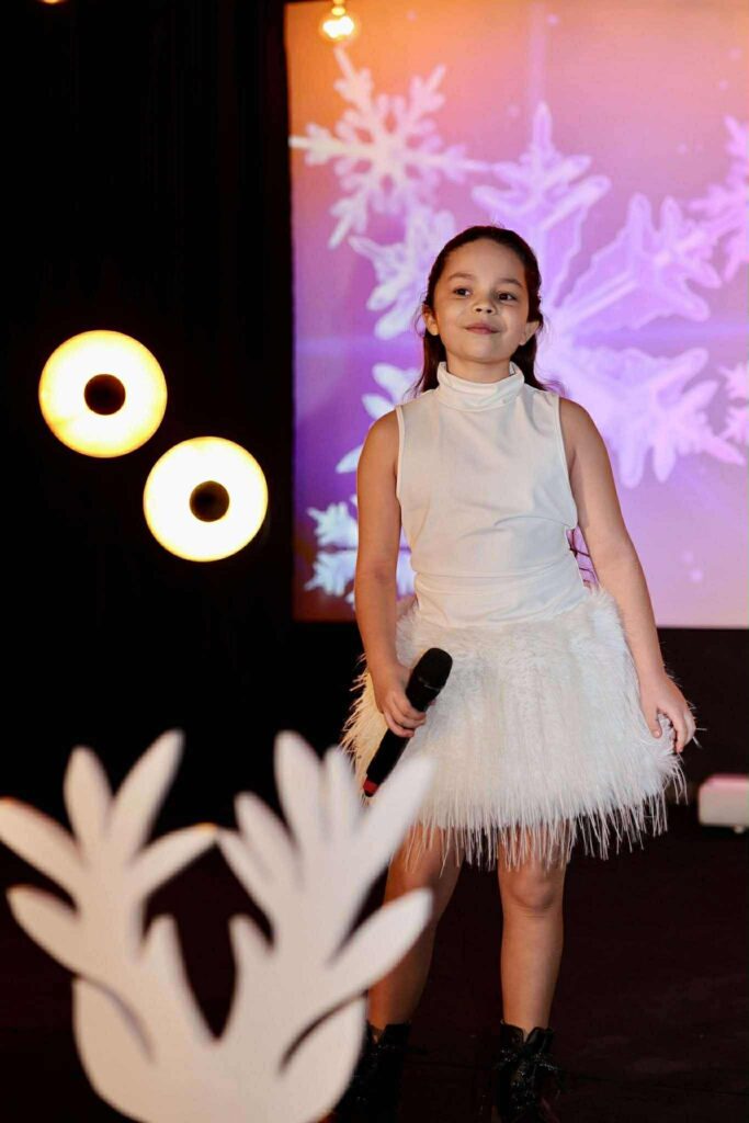 Mała wokalistka na scenie podczas festiwalu