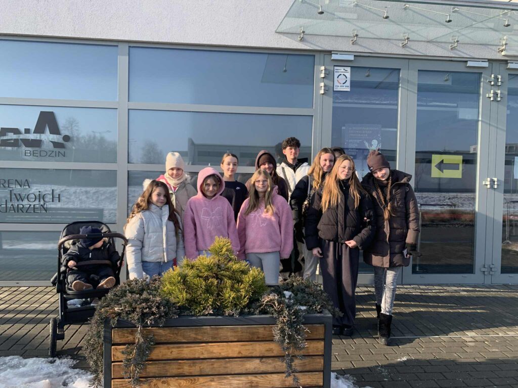 Dzieci - wokaliści przez Domem Kultury w Będzinie