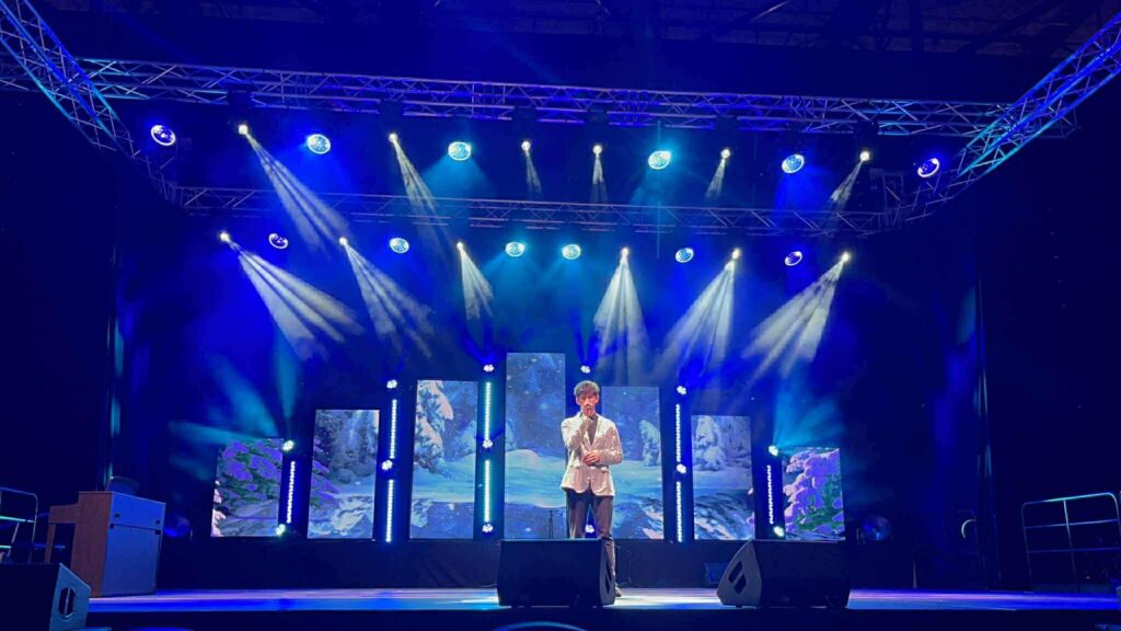 Fabian Kiciński śpiewający na scenie