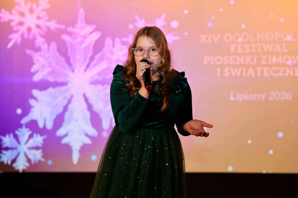 Dziewczynka, wokalistka śpiewająca na scenie