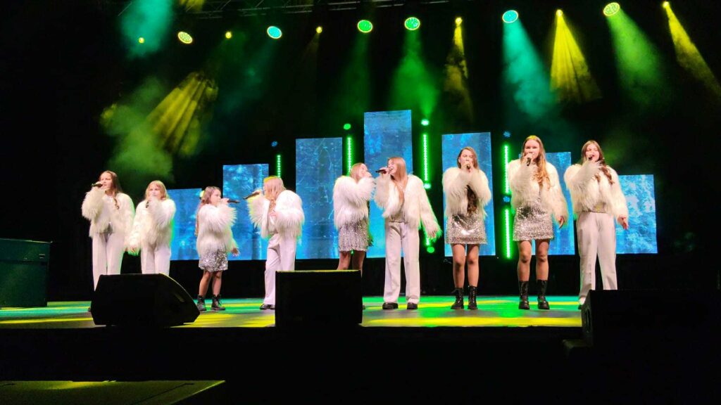 Dziewczęta śpiewające na scenie