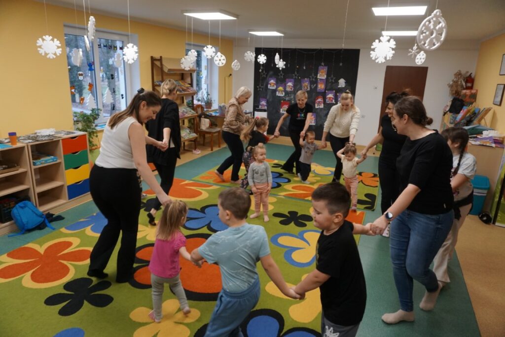 Dzieci trzymające się za ręce i tańczące