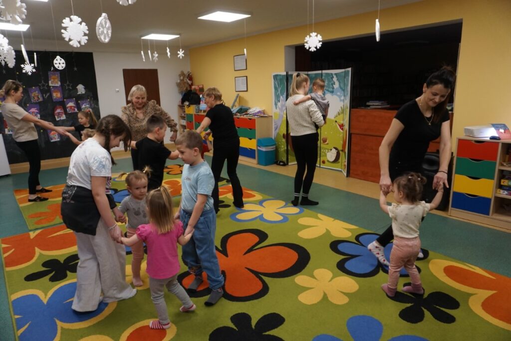 Dzieci trzymające się za ręce i tańczące