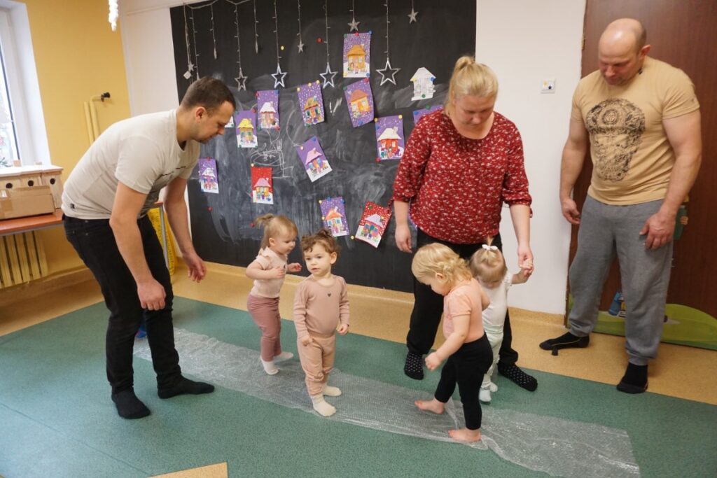 Dzieci chodzące boso po folii bąbelkowej