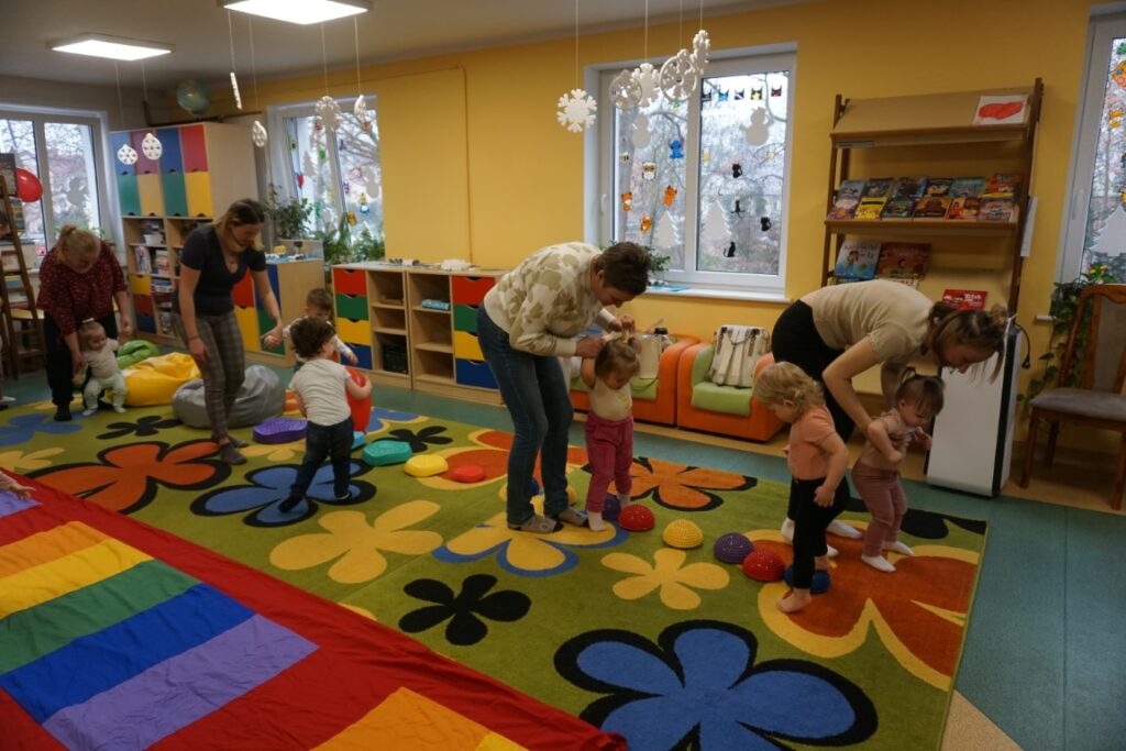 Dzieci idące po torze przeszkód