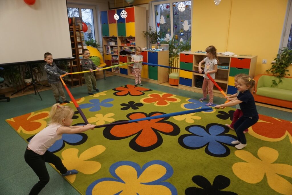 Dzieci rozciągające sigumę