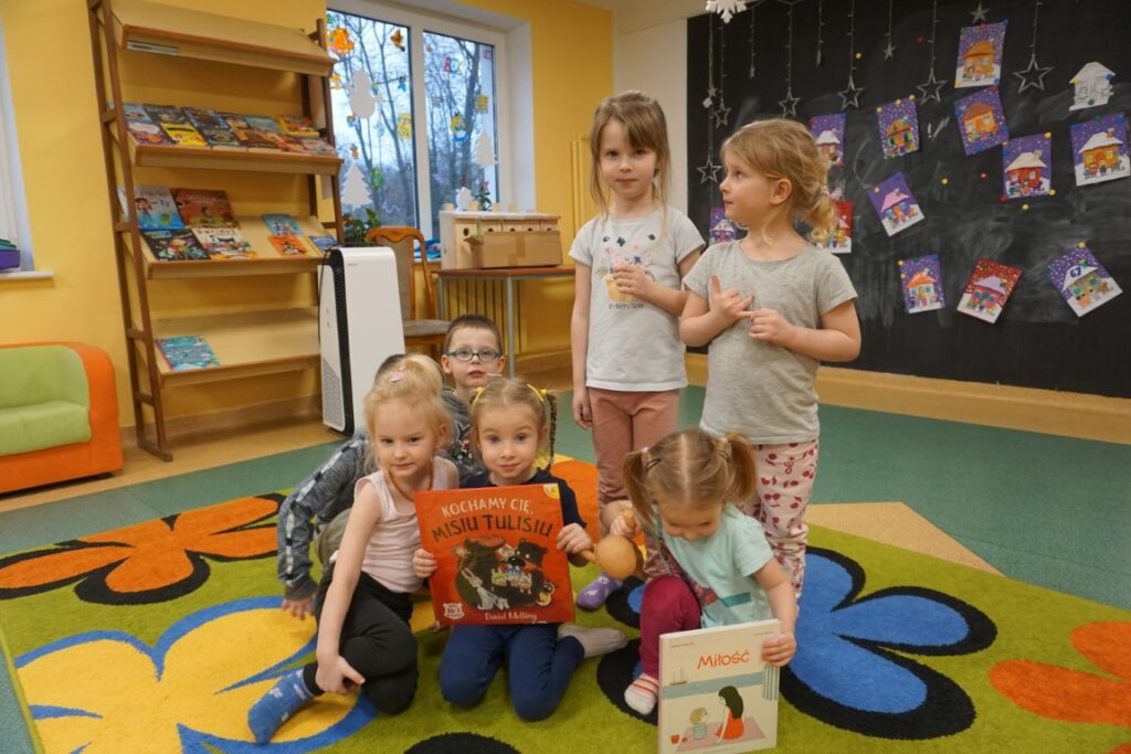 Dzieci z książeczkami