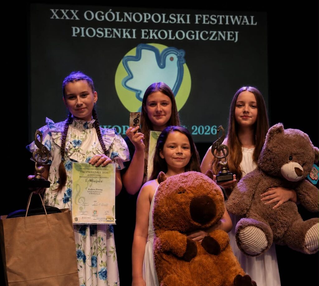 Dziewczynki, maskotki, zdjęcie grupowe