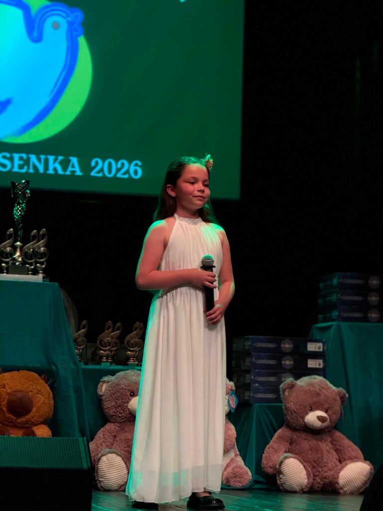 dziewczynka, scena, mikrofon