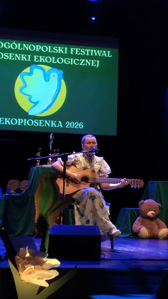 Scena, dziewczynka, gitara, śpiew