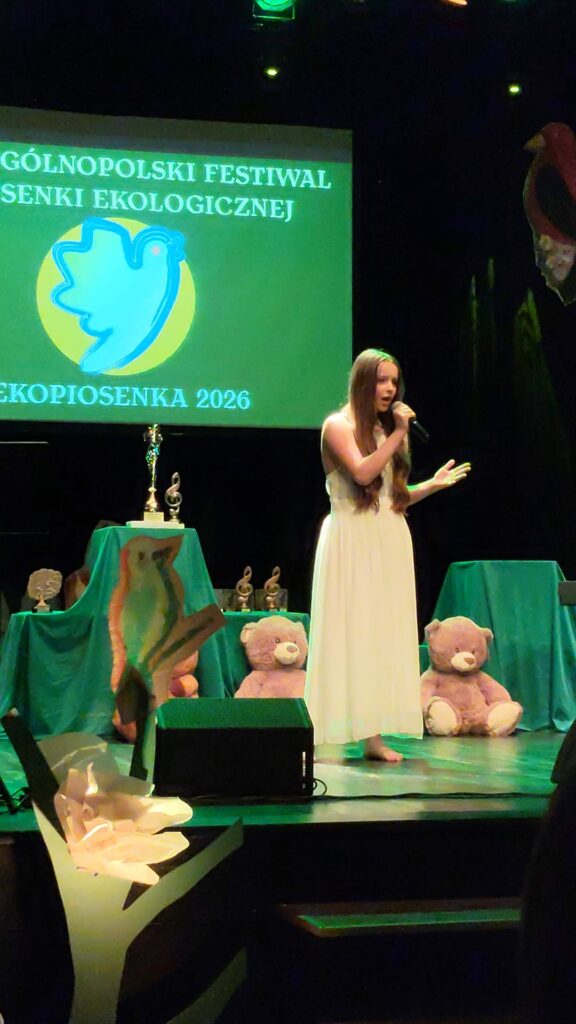 Dziewczynka śpiewa na scenie