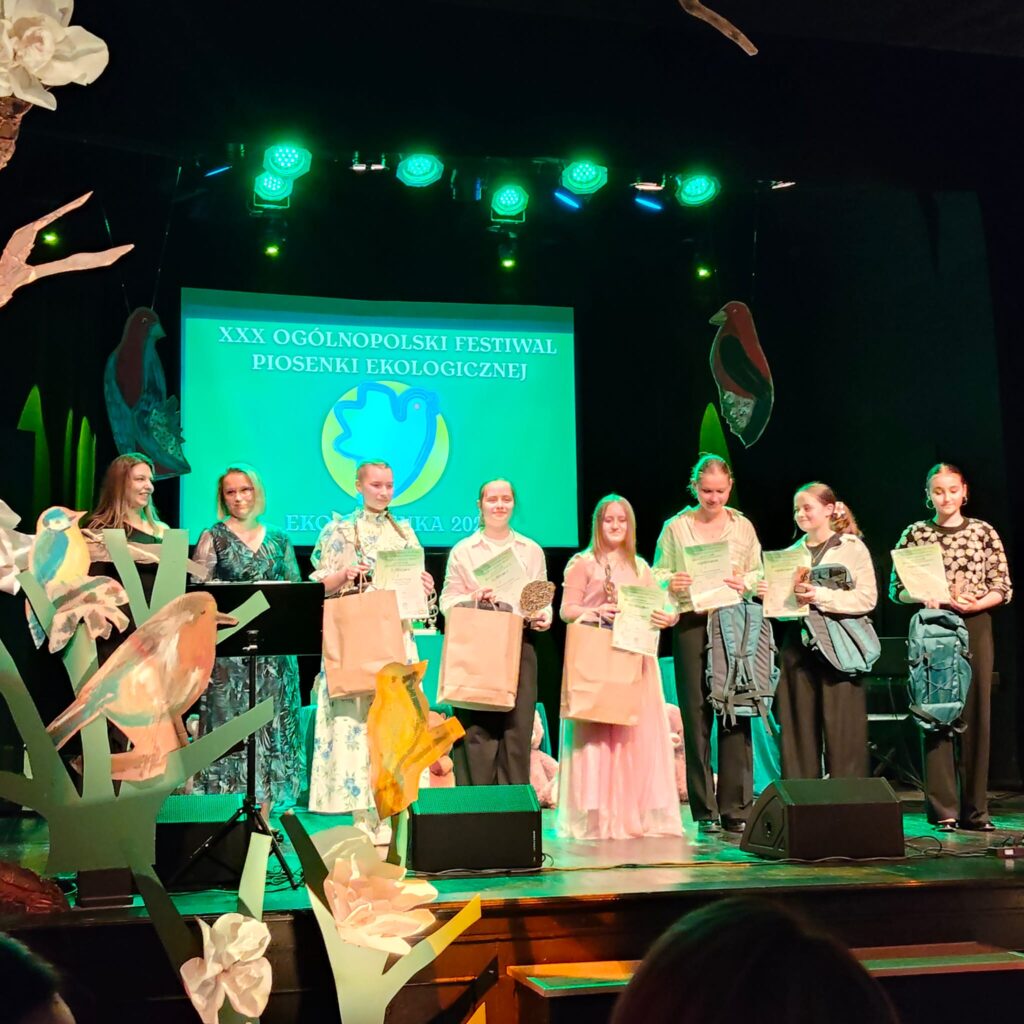 Dzieci i jury na scenie z dyplomami